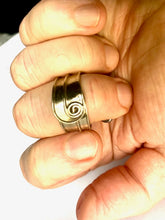 Load image into Gallery viewer, SlideWinder® ring Artist model