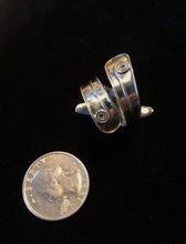 Load image into Gallery viewer, SlideWinder® ring Artist model